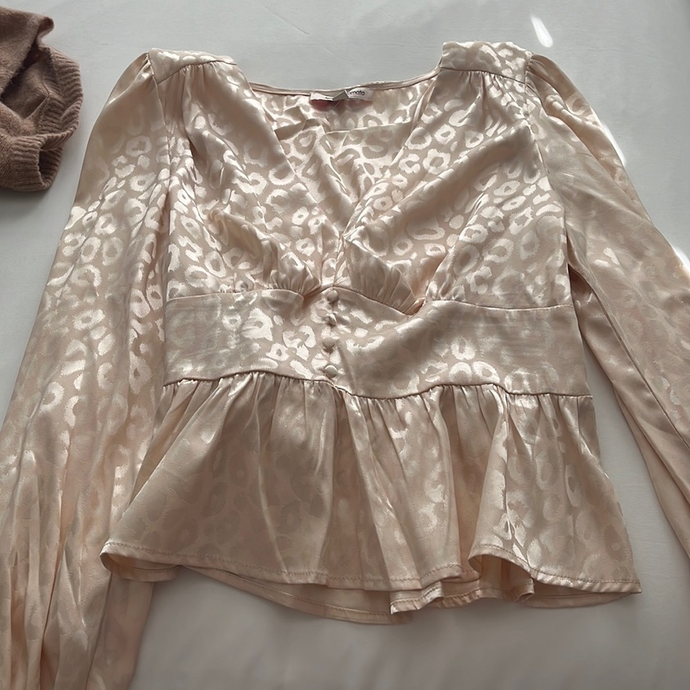 Shiny satin animal print top with low neck and fitted